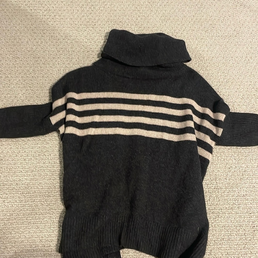 Women’s sweater, short sleeves with turtle neck